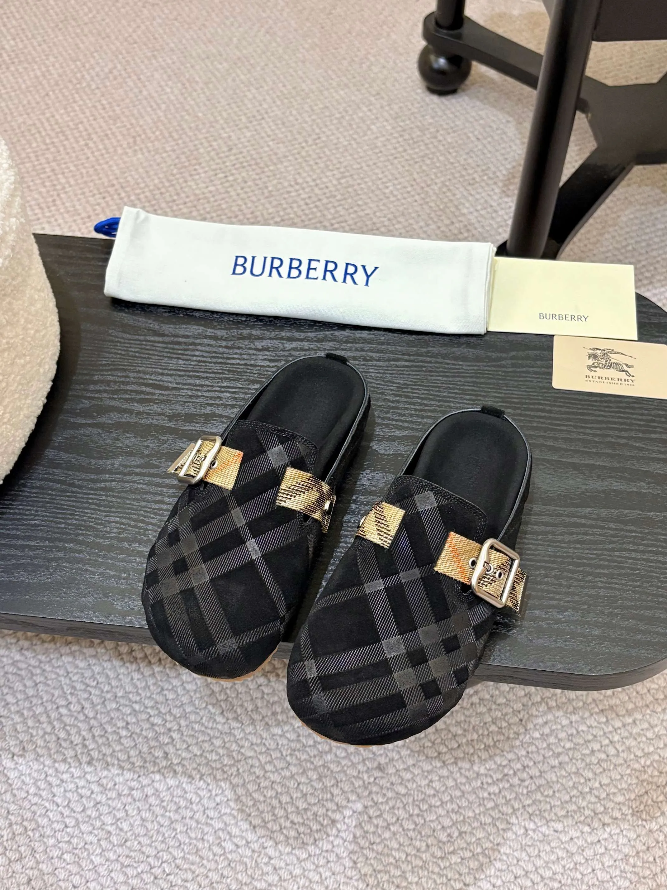 Men's Men's Shoes💰580 Burberry2025's hot-selling Birkenstock slippers are released, made of soft suede fabric and refined in Italian workshops. Featuring an embossed plaid pattern and an embossed sole embellished with the archive brand's logo. Features an adjustable B-shaped buckle strap and is embellished with the signature sand-colored Burberry check in jacquard worsted.   ✅Fabric: suede ✅Lining: silk cowhide ✅Outsole: TPU ✅Color: black, brown, pink, apricot 4 colors available ✅Code number: 35-45 for men and women (35, 45 customized)